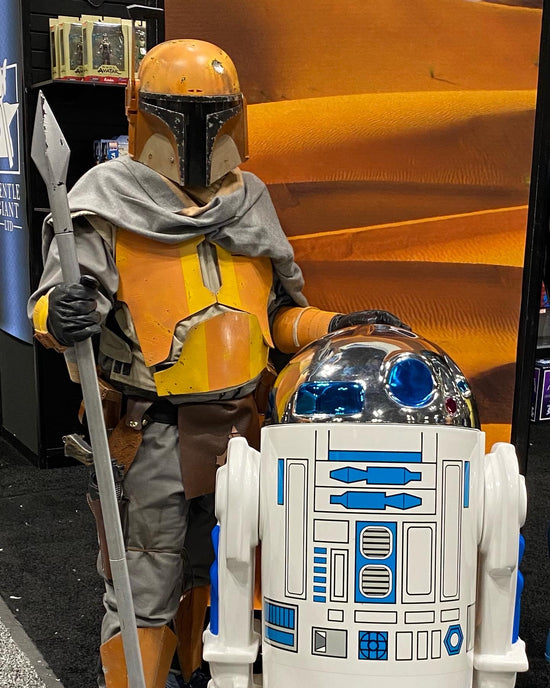 Mandalorian Cosplayer standing next to R2D2 at New York Comic-con